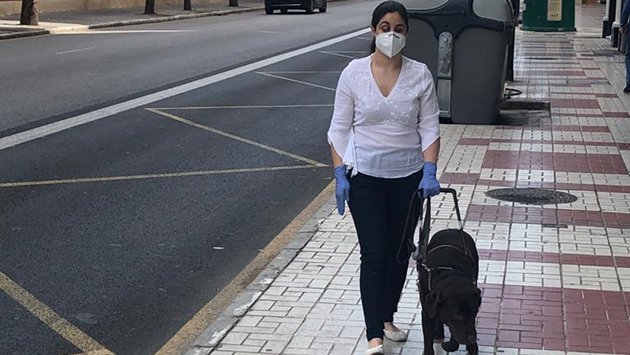 persona_ciega_con_su_perro_guia.jpg