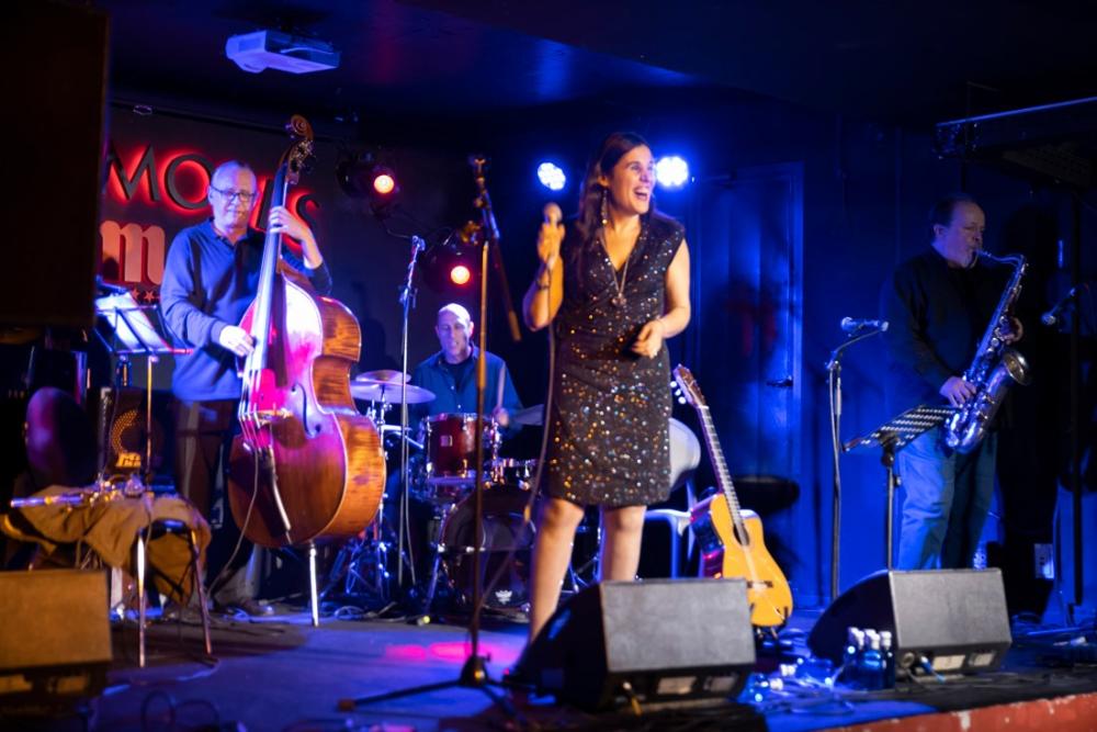 Otro de los momentos de Loly Ayuma en la Sala Clamores