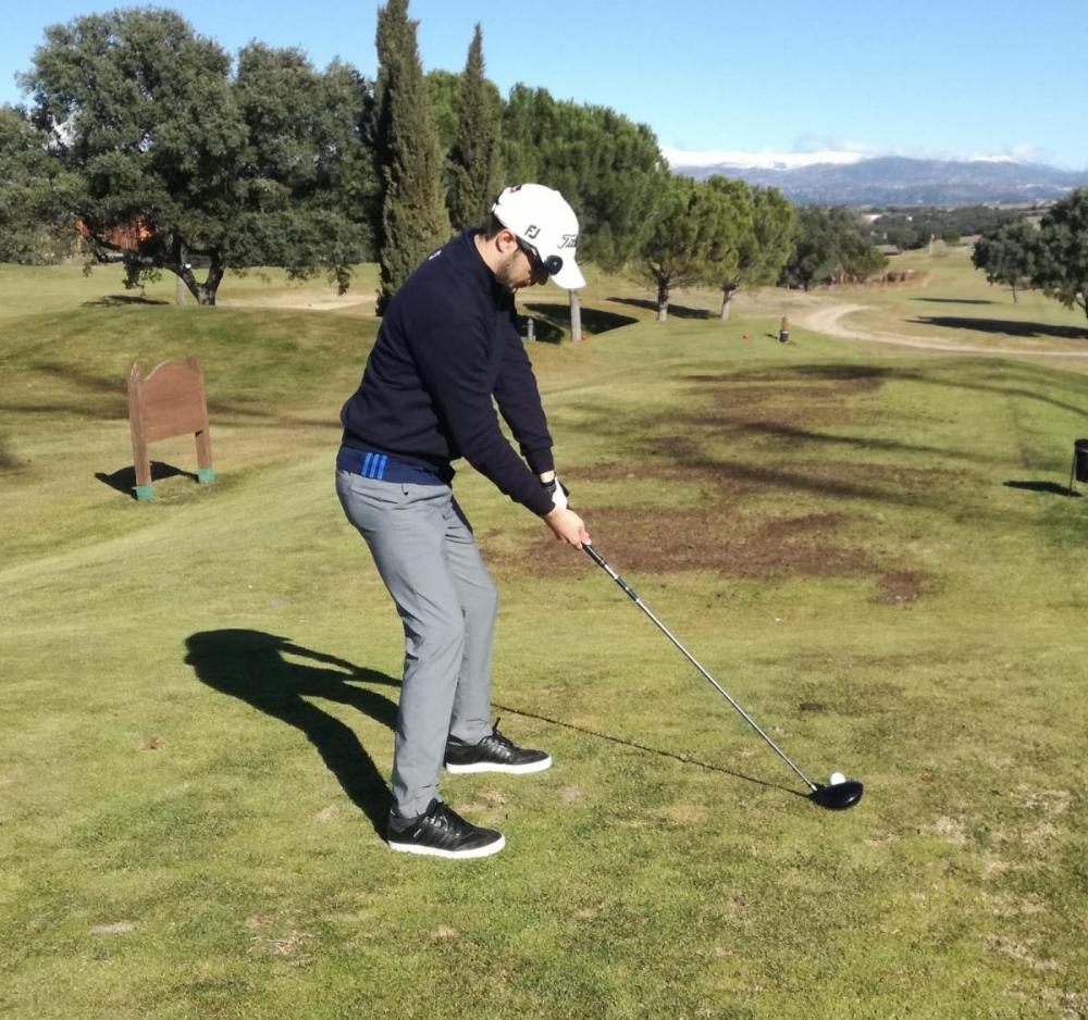 Alejandro golpeando una pelota en el campo de golf