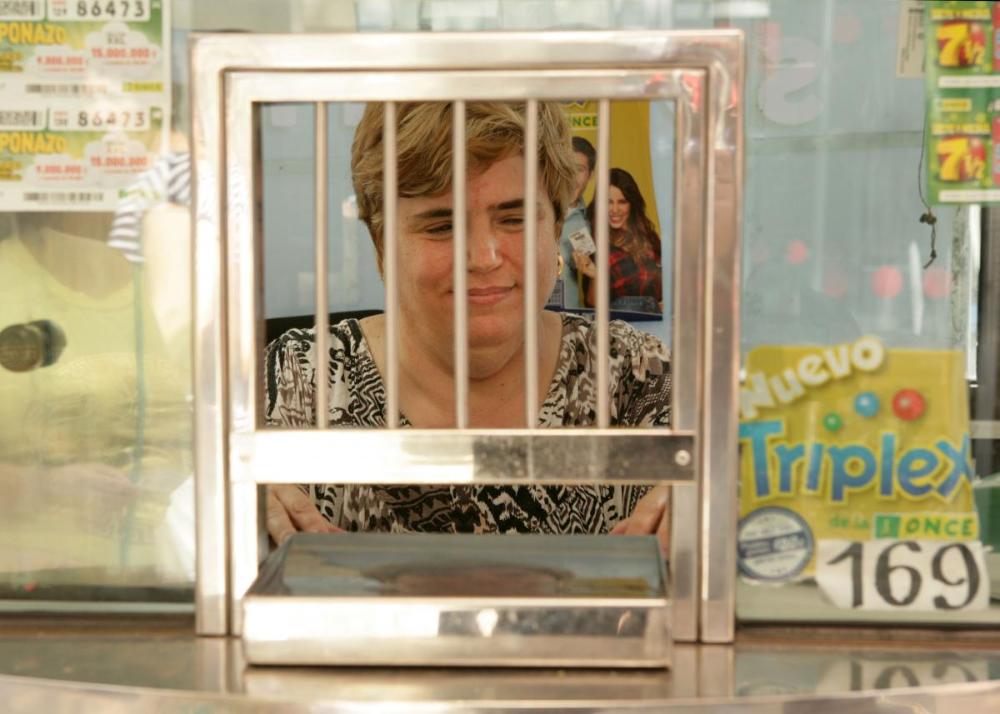 Imagen de Pilar Uceda desde fuera del quiosco