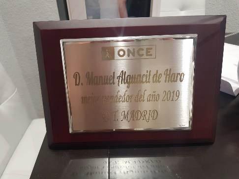 Placa conmemorativa entregada a Manuel Alguacil