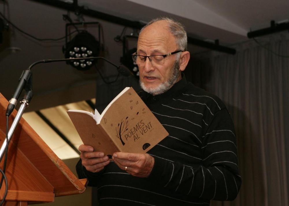 Uno de los integrantes de Poemes al vent durante su lectura