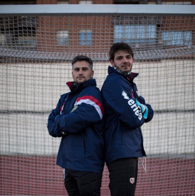 Pedro y Sergio espalada con espalda delante de la portería