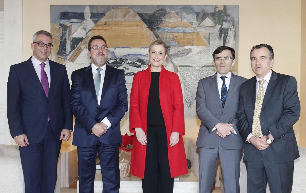 De izquierda a derecha: Carlos Izquierdo, Miguel Carballeda, Cristina Cifuentes, Alberto Durán y Luis Natalio Royo