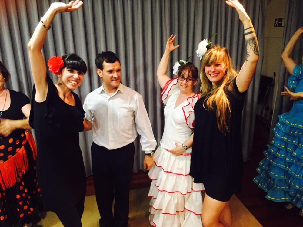 Dos de las parejas de sevillanas posan ante la cámara