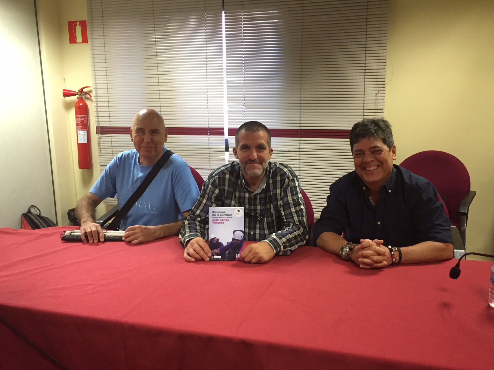 posado_de_los_tres_participantes_en_la_presentacion.jpg