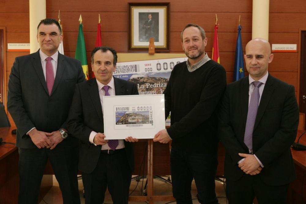 Los participantes en la presentación posan junto a la reproducción del cupón