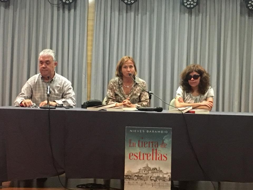 Nieves Barambio durante la presentación, acompañada por Mariano Fresnillo y Fátima Peinado