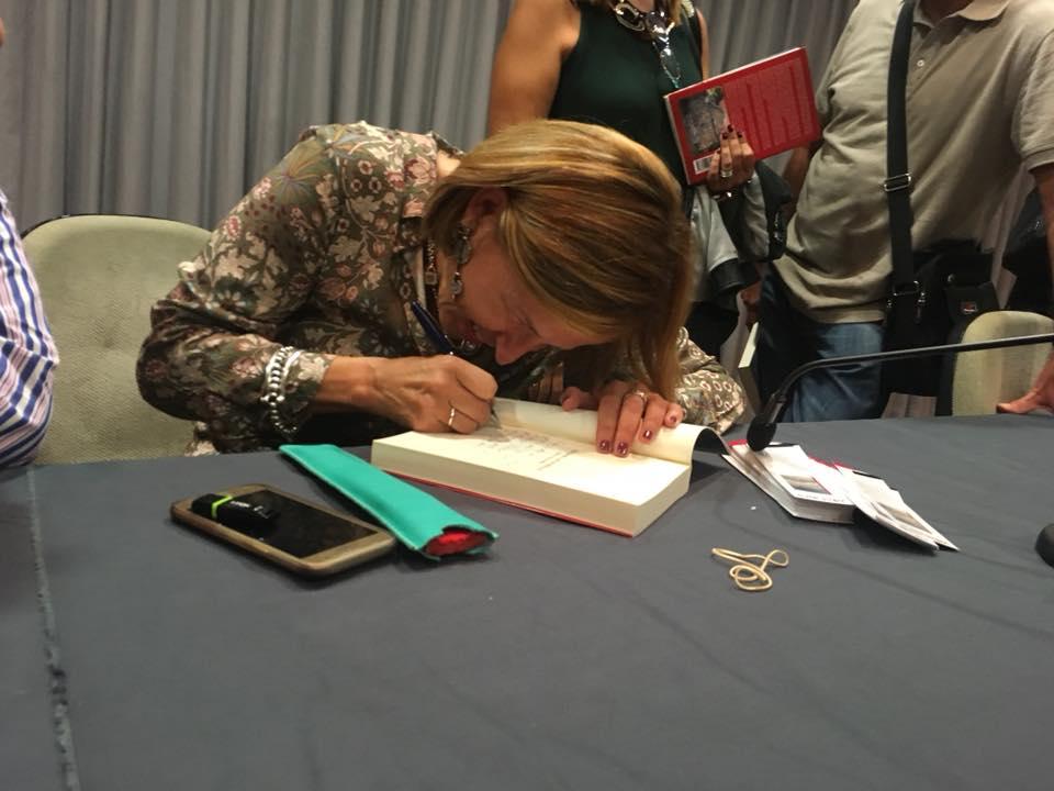 Nieves firmando libros tras la presentación