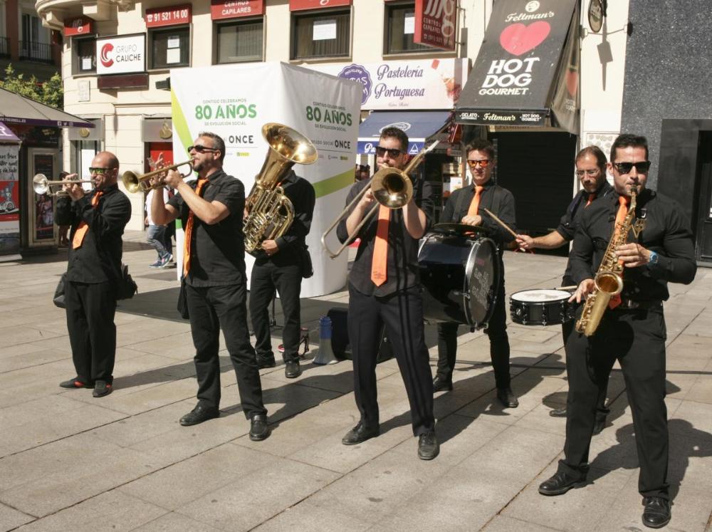Un banda de música ameniza el acto de presentación
