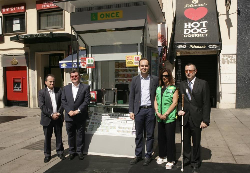 Foto de familia de las autoridades junto al quiosco