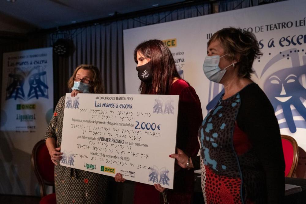 Dos integrantes de Teatro y Punto recogen el diploma