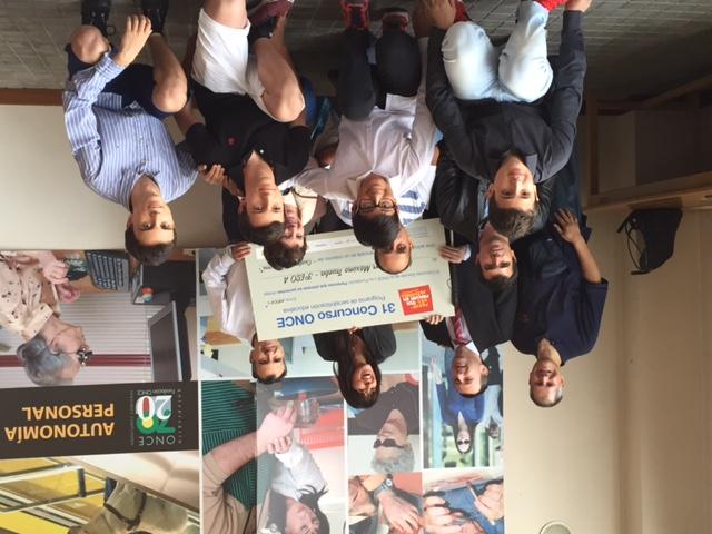 Foto de familia del IES Profesor Máximo Trueba junto a los responsables de la ONCE y el diploma