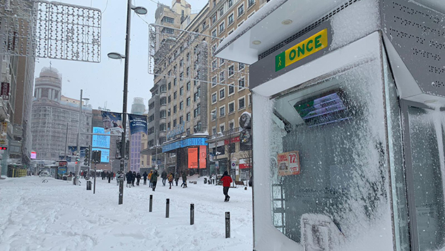 quiosco_en_la_gran_via_rodeado_de_nieve.jpg