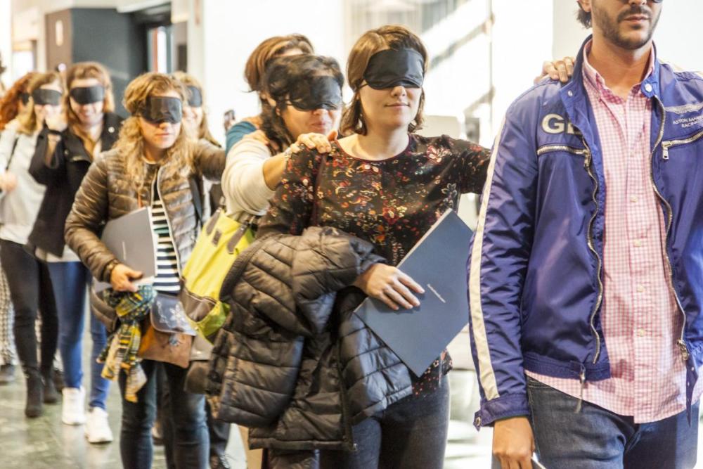 Los participantes durante el recorrido a ciegas por las instalaciones de los hoteles