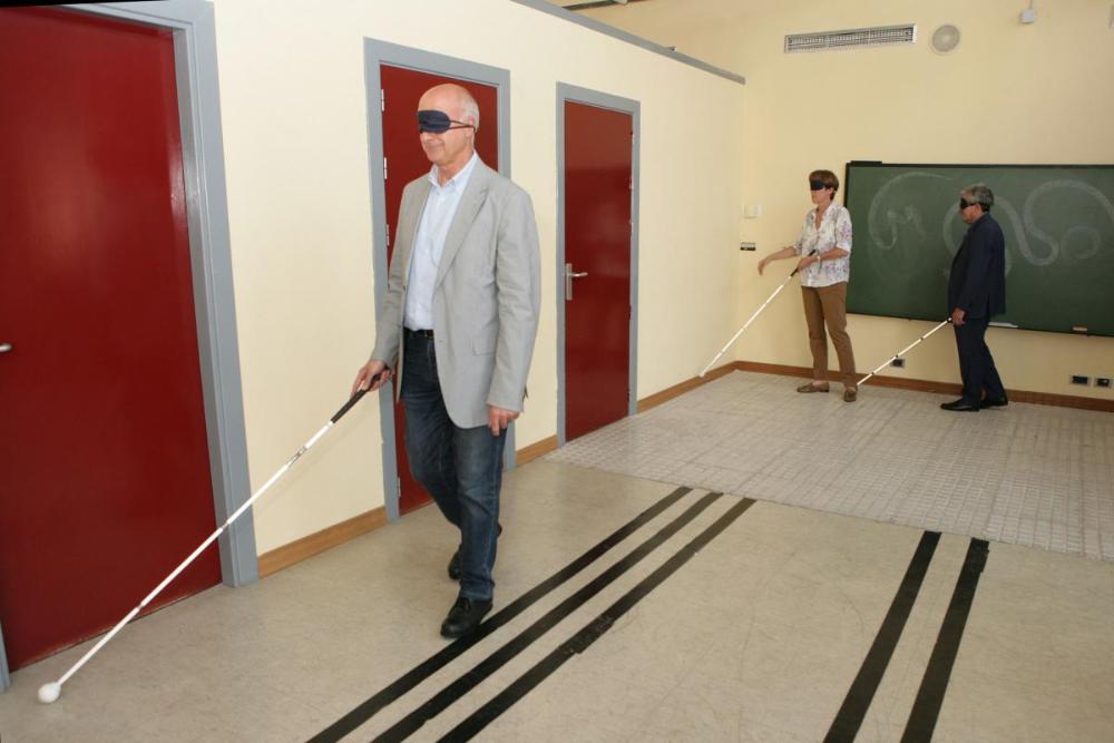 Varios de los participantes experimentan el uso del bastón