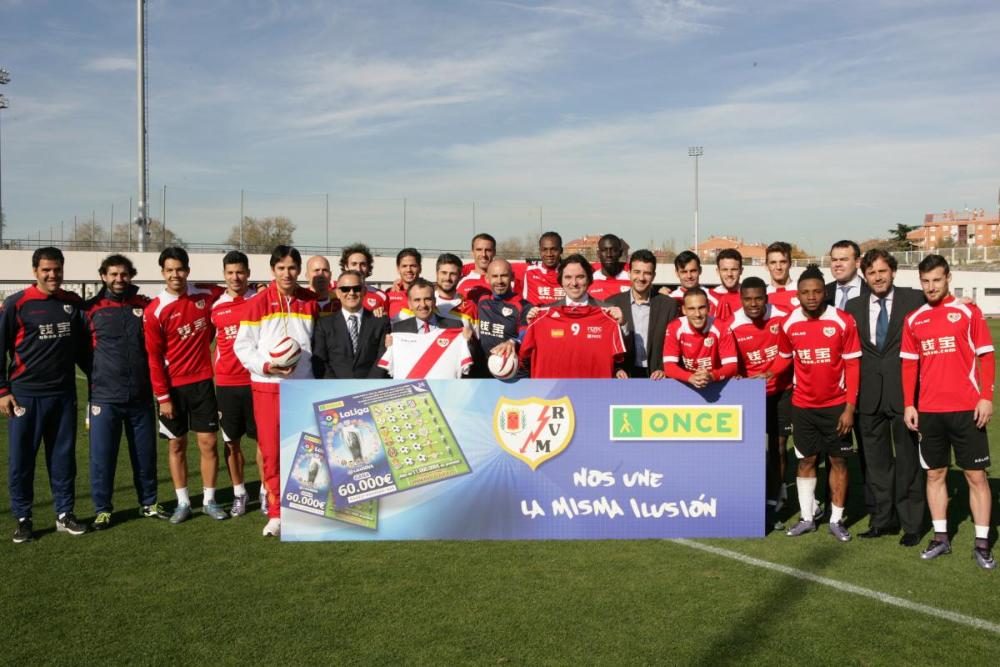Foto de familia de los responsables de ONCE Madrid junto a jugadores del Rayo y de la FEDC