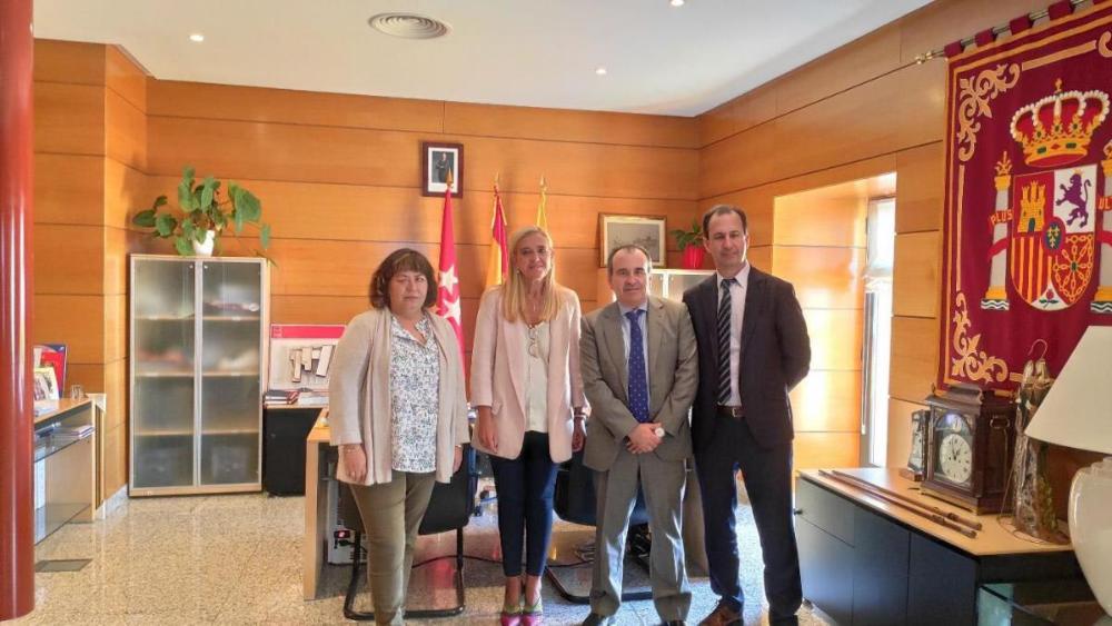 Foto de familia tras la reunión con la alcaldesa de Collado-Villalba