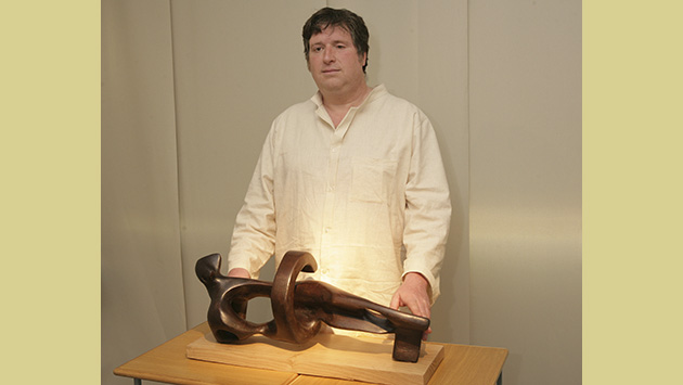 ruben_gonzalez_junto_a_una_de_sus_esculturas.jpg