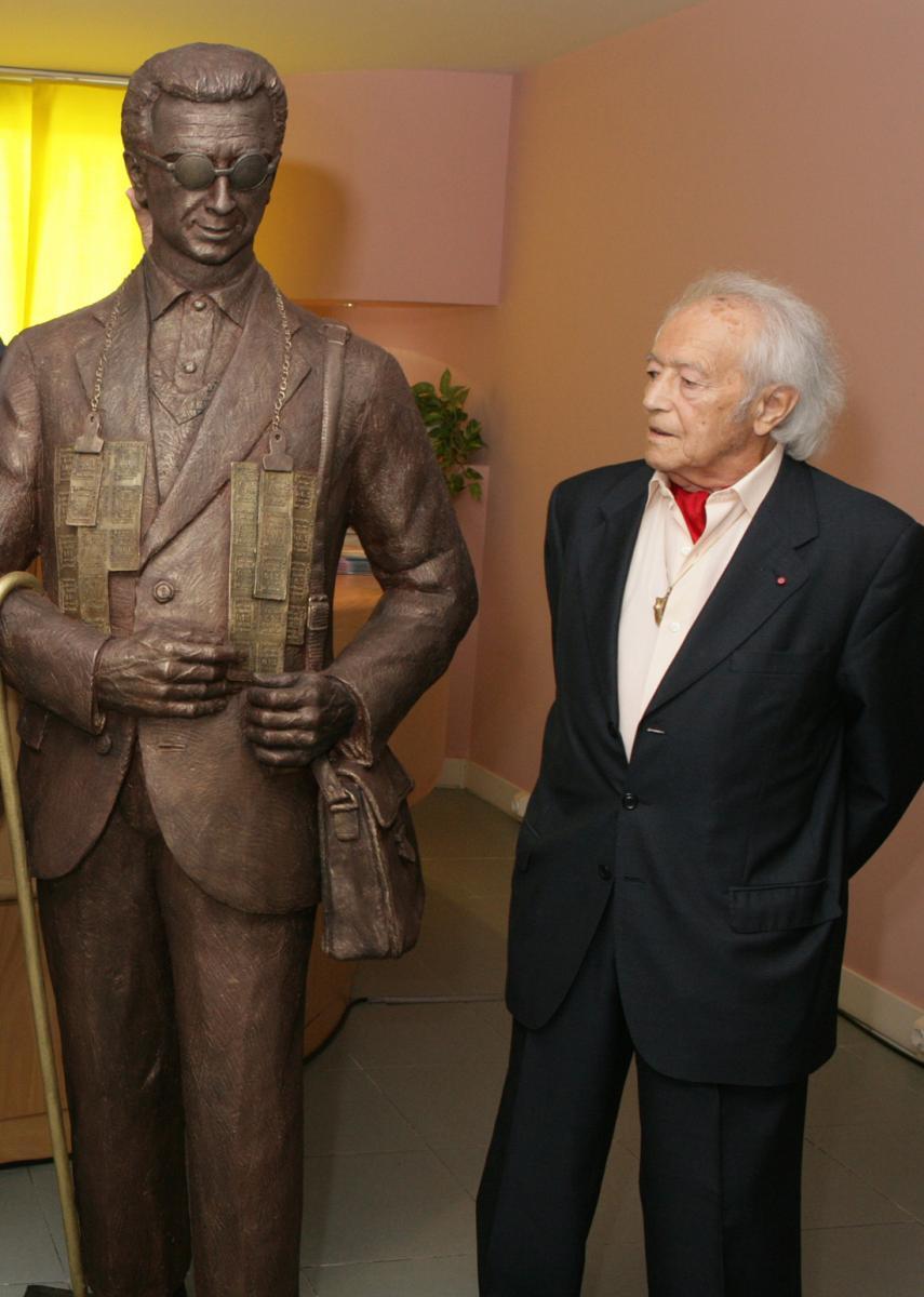 Santiago de Santiago junto a la réplica de Fortunato