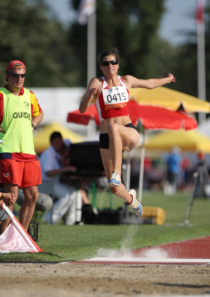 Sara Martínez compitiendo en una prueba de salto de longitud