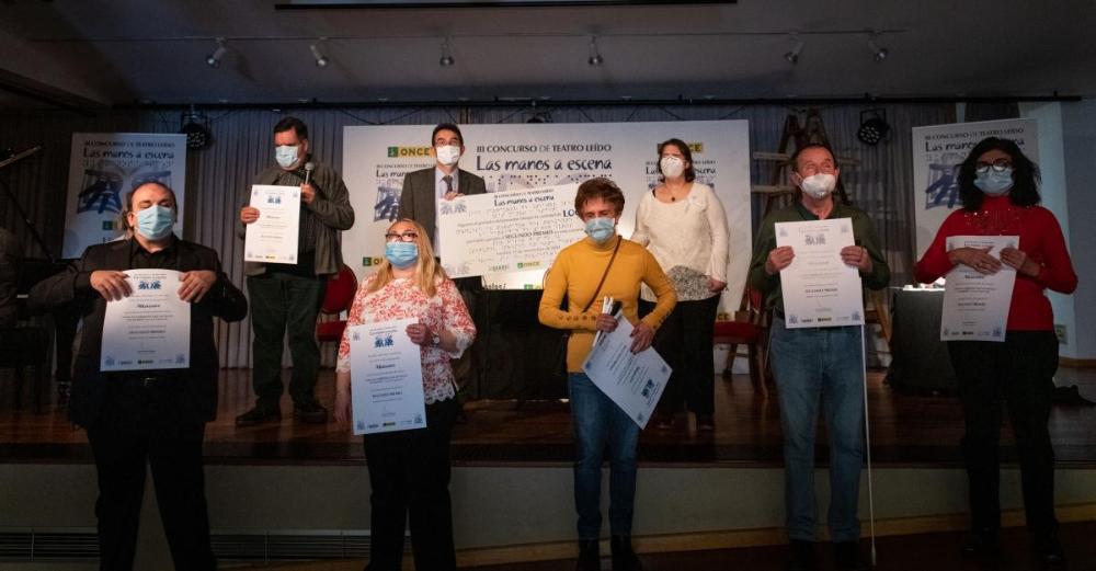 Todos lo smiembros de AlfaTeatro posan con el diploma