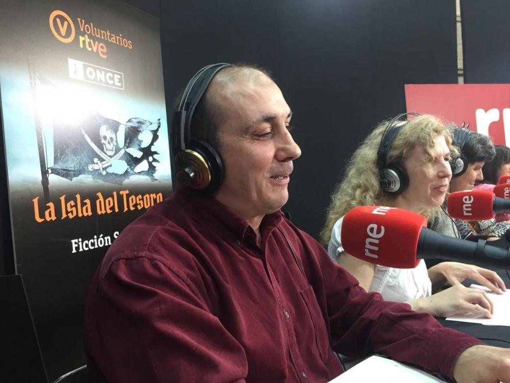 Primer plano de uno de los lectores que participaron en la lectura en RNE