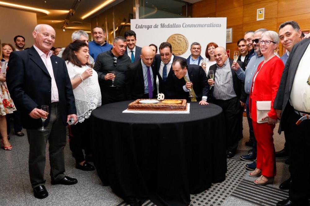 Los participantes soplando las velas de la tarta