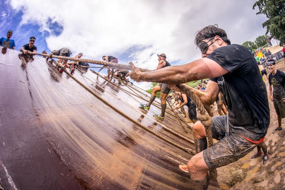 Los corredores suben por una rampa ayudados por sogas