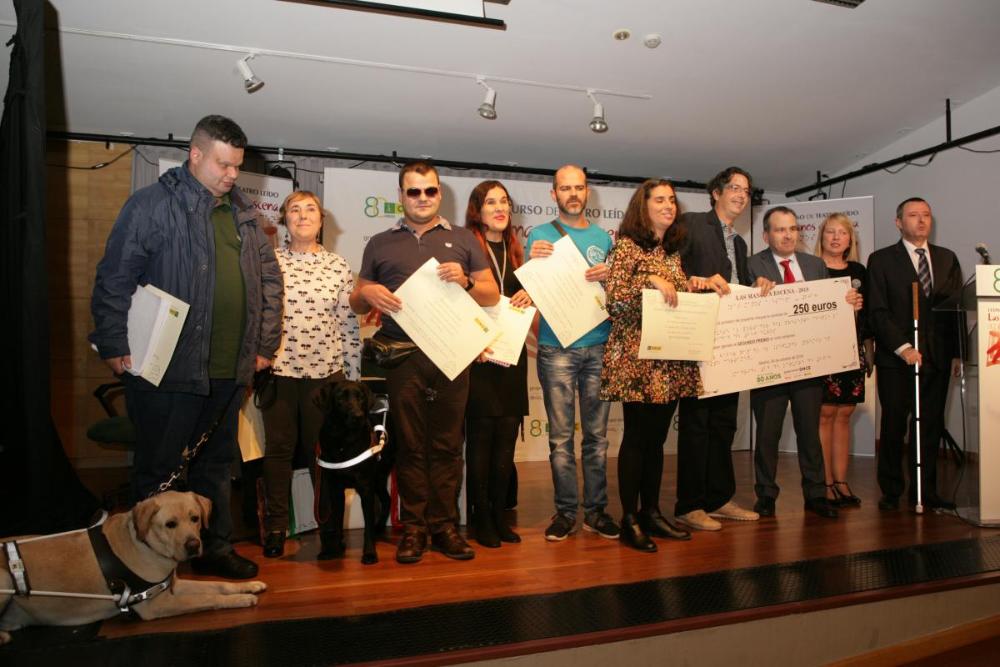 El grupo 'Teatro y Punto' recoge el premio en el escenario