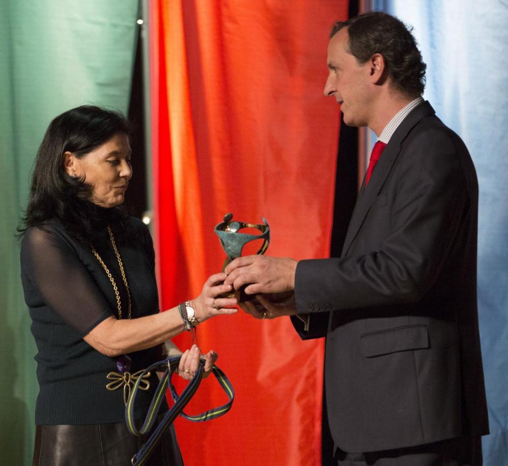 Teresa Domínguez recoge el Premio Solidario