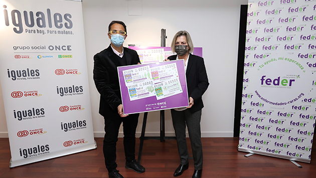 teresa_palahi_y_juan_carrion_con_una_lamina_enmarcada_con_los_4_cupones.jpg