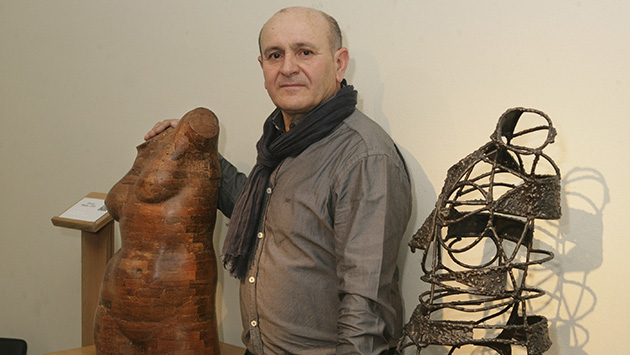 tomas_garcia_redondeo_con_dos_de_sus_obras.jpg
