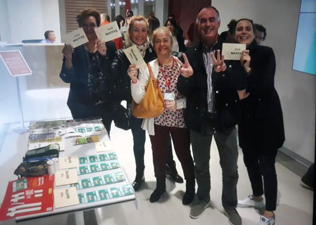 Varios trabajadores de Mapfre posan en la sede de la calle Sor Ángela de la Cruz