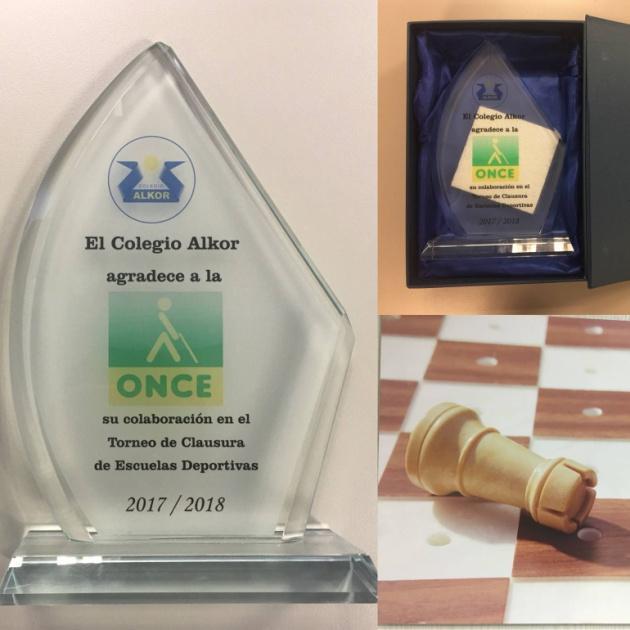 Montaje con el trofeo recibido y un tablero de ajedrez