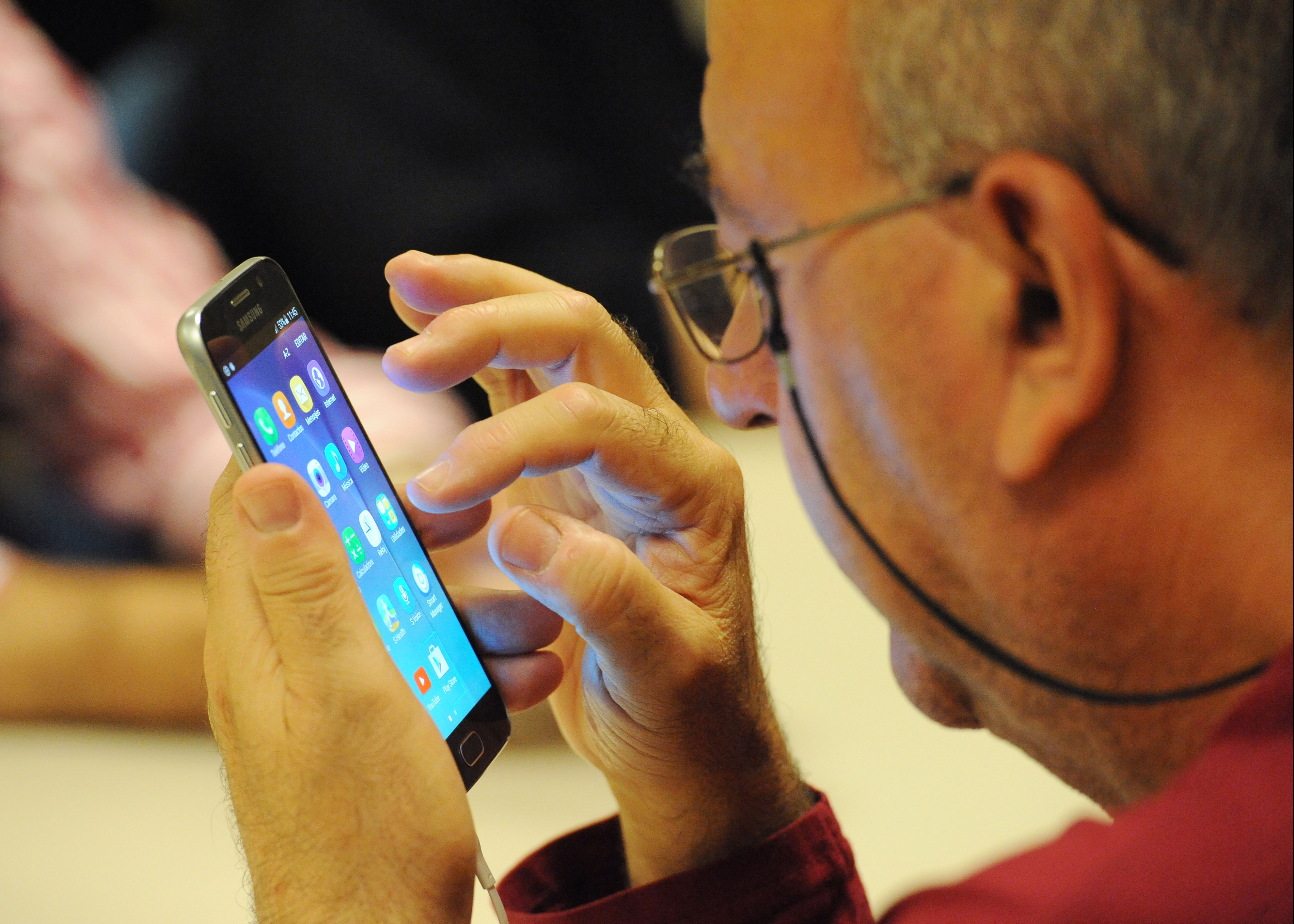 un-afiliado-de-madrid-en-el-taller-de-dispositivos-android.jpg