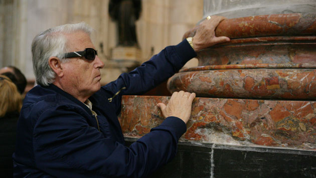 un-mayor-reconoce-al-tacto-la-columna-de-una-iglesia.jpg