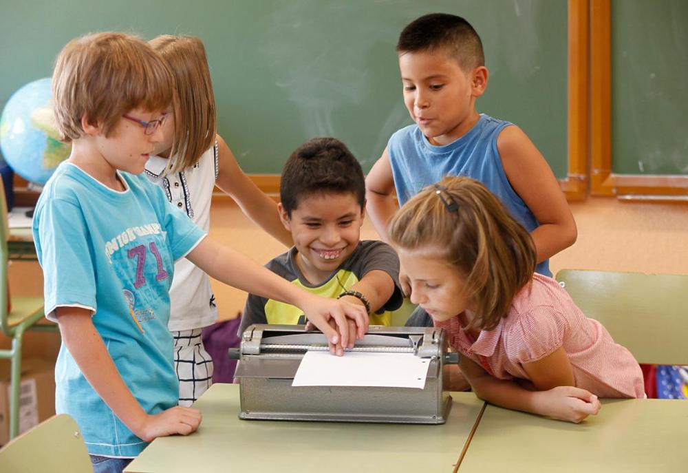 Un niño ciego utiliza la Perkins junto a sus compañeros de aula