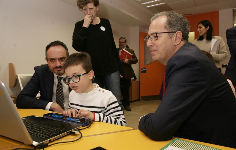Un alumno del CRE realiza una demostración de tiflotecnología ante el consejero