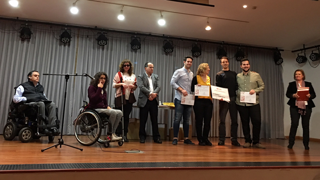 un_grupo_de_estudiantes_recibe_los_galardones.jpg