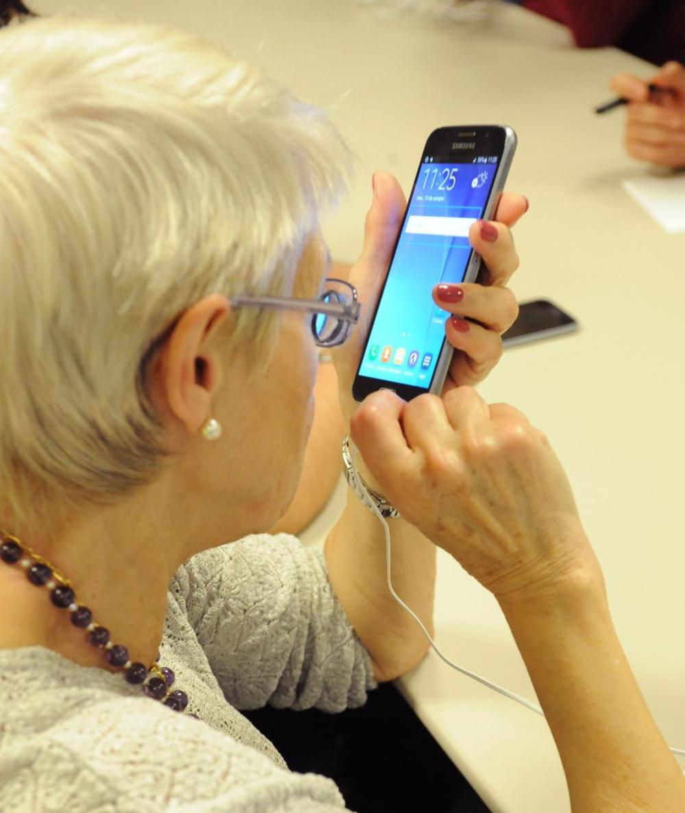 Una de las afiliadas participantes en el taller utilizando su móvil Android