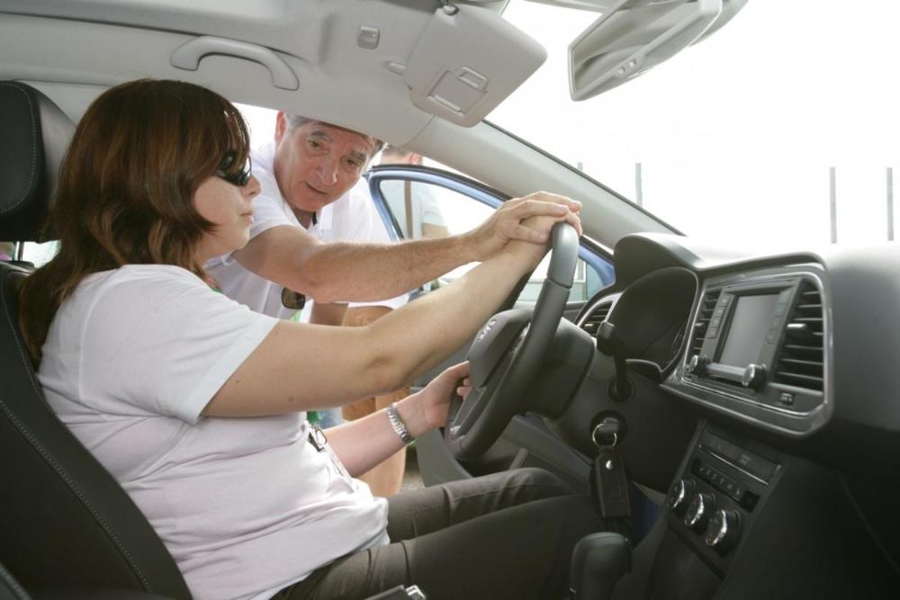Una afiliada al volante del coche recibe instrucciones del monitor