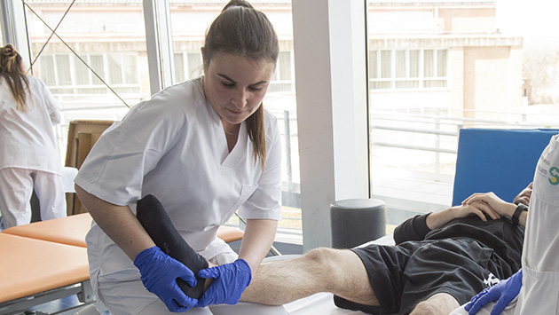 una_alumna_de_la_escuela_de_fsisioteria_de_la_once_durante_unas_practicas_en_el_hospital_de_paraplejicos_de_toledo.jpg