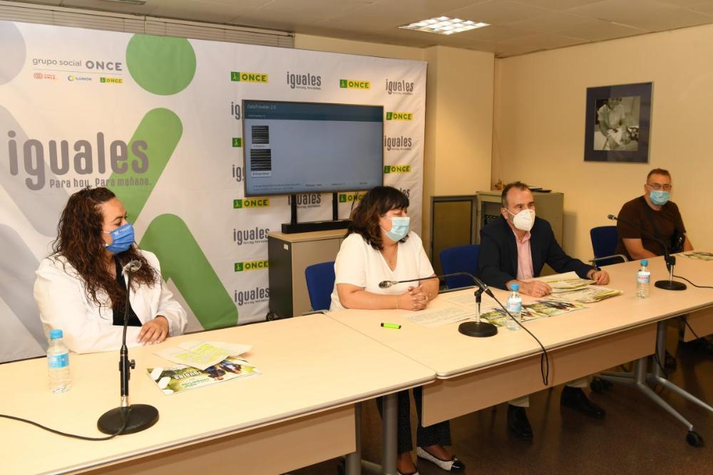 Un momento de la presentación del IVC con todos los participantes en la mesa