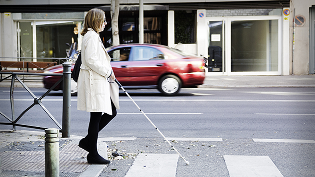 una_mujer_ciega_con_su_baston_blanco_cruza_un_paso_de_cebra.jpg