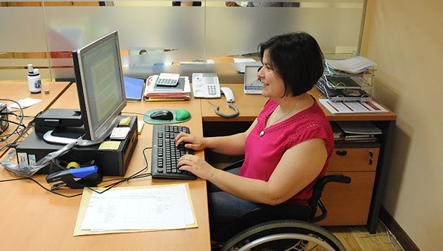 una_mujer_en_silla_de_ruedas_en_su_puesto_de_trabajo.jpg