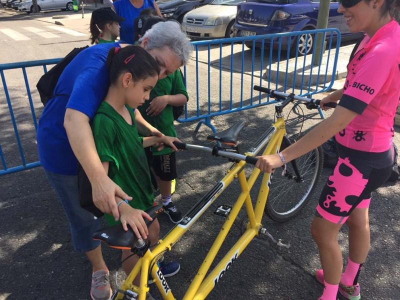 Una niña ciega reconoce al tacto el tándem antes de subir a él