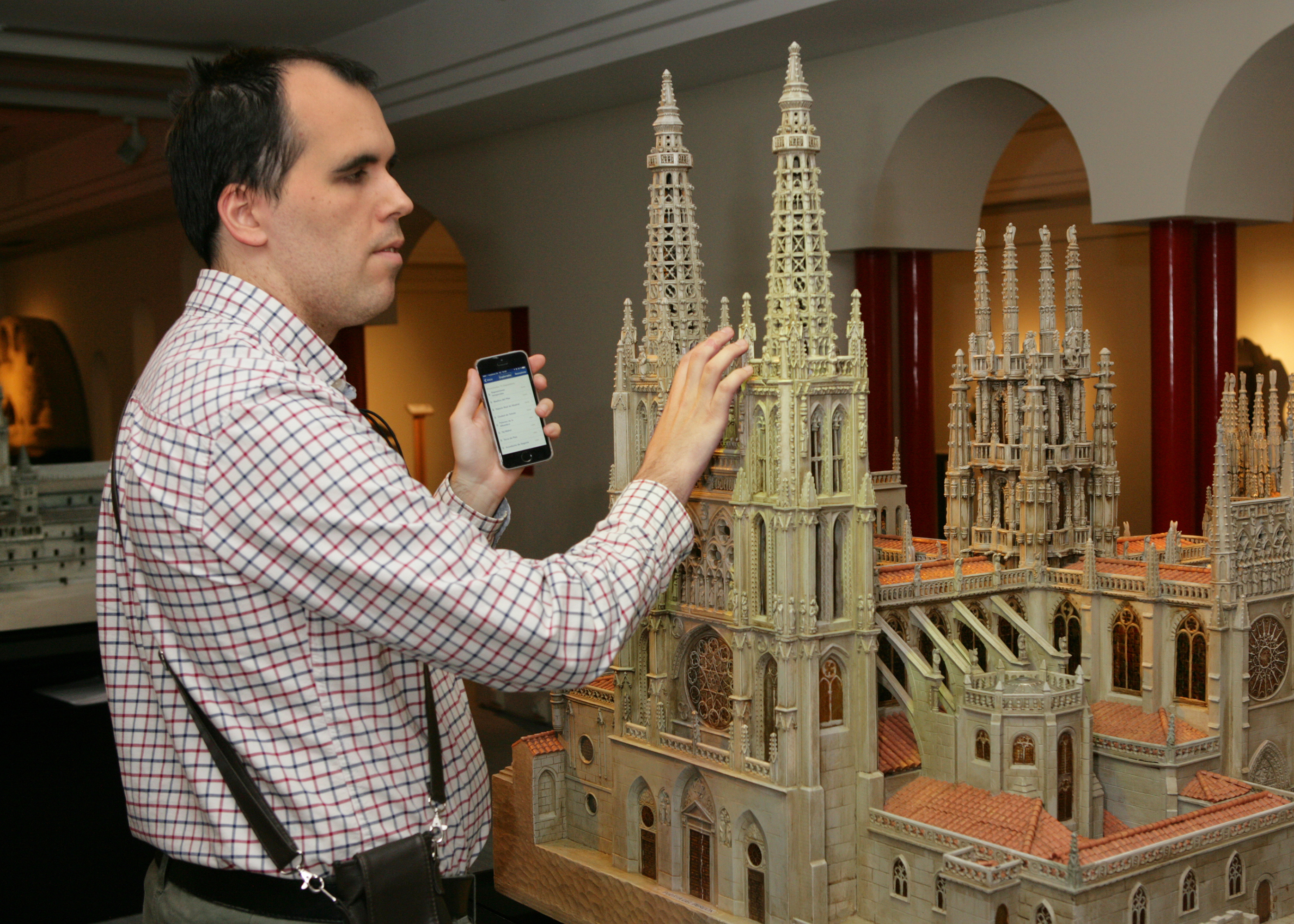 una_persona_ciega_con_su_movil_utiliza_el_sistema_beepcon_para_recibir_informacion_en_el_museo_tiflologico_de_la_once.jpg