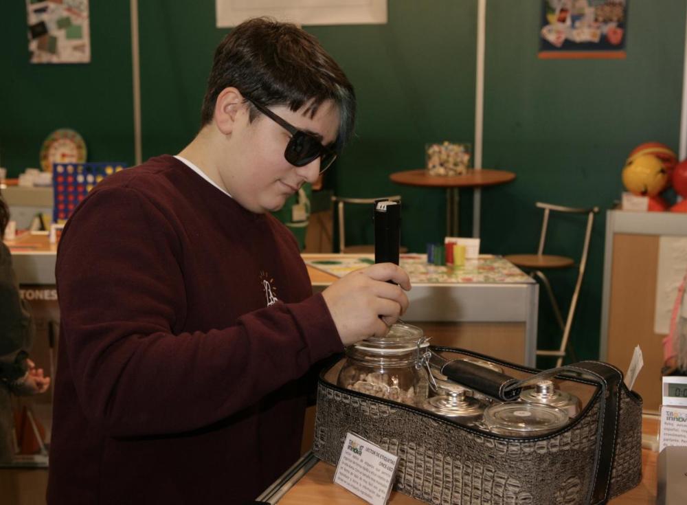 Una persona ciega utiliza un lector de etiquetas