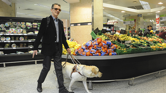 usuario_con_perro_guia_en_un_supermercado.jpg